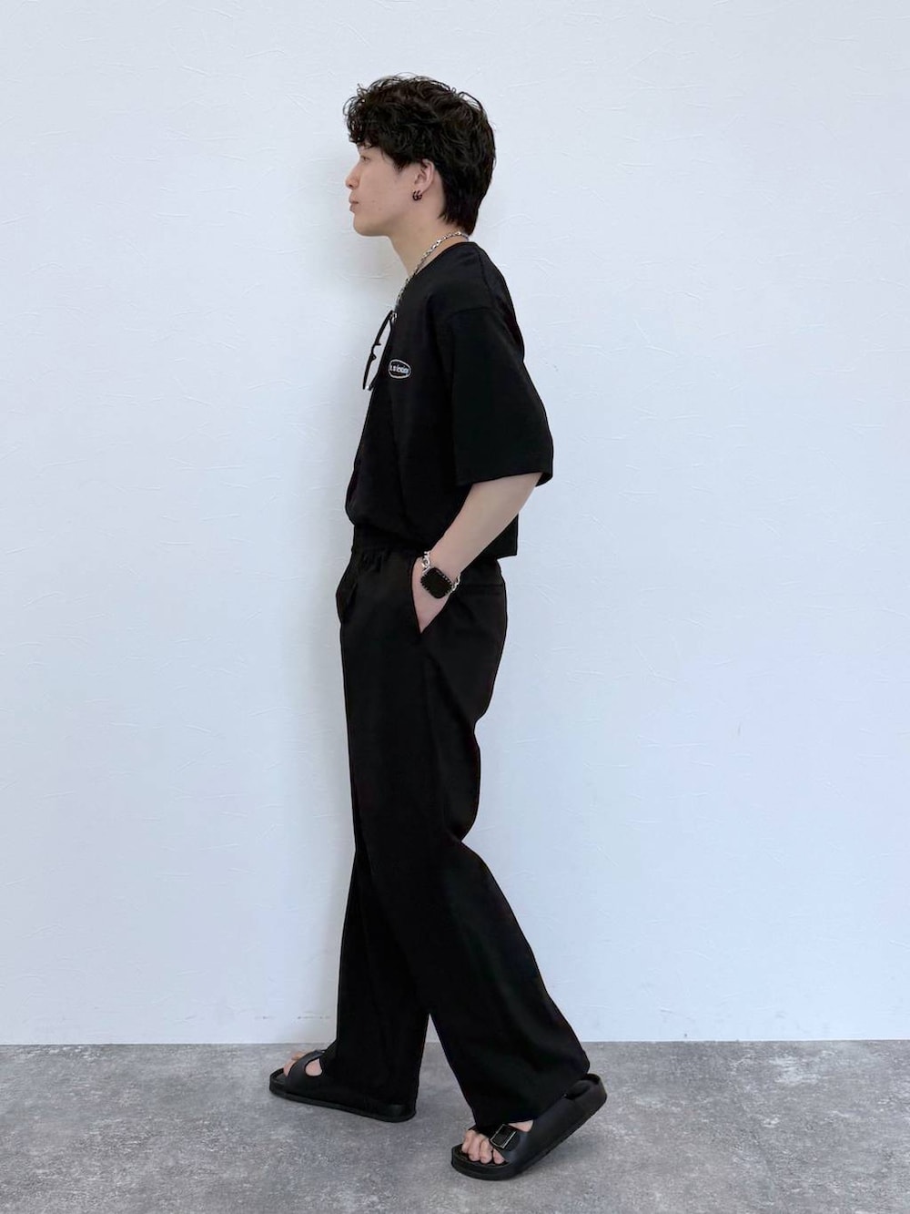 ブラック系のその他パンツ、ブラック系のサンダル、ブラック系のTシャツ/カットソーを着用したメンズの夏コーディネートの4枚目の写真