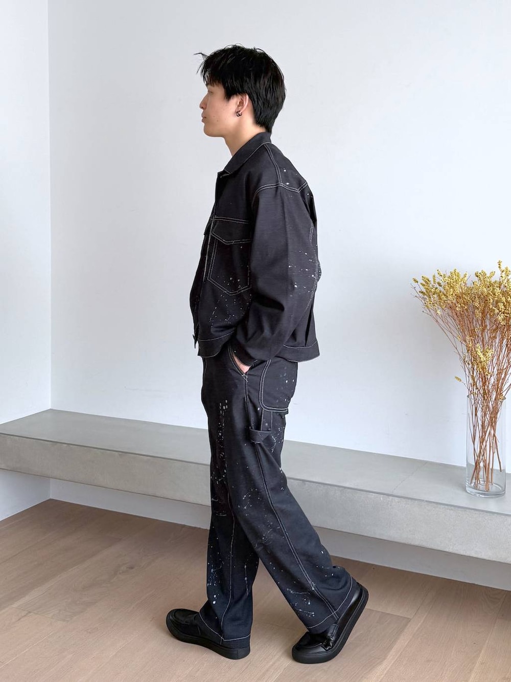 グレー系のその他シューズ、ブルー系のデニムパンツ、シルバー系のネックレスを着用したメンズの夏コーディネートの3枚目の写真