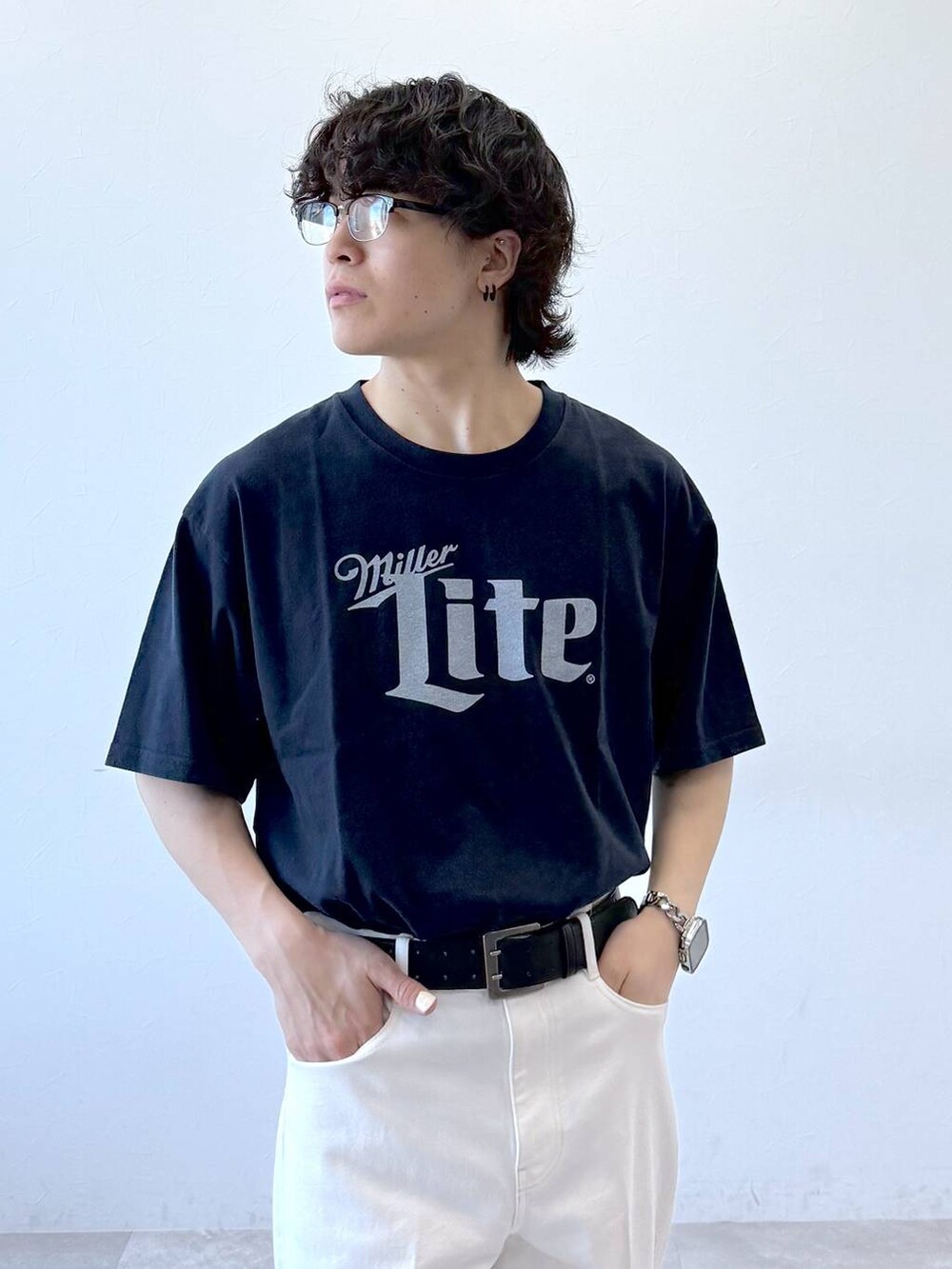ブルー系のデニムパンツ、ブラック系のサンダル、ブルー系のTシャツ/カットソーを着用したメンズの夏コーディネートの5枚目の写真