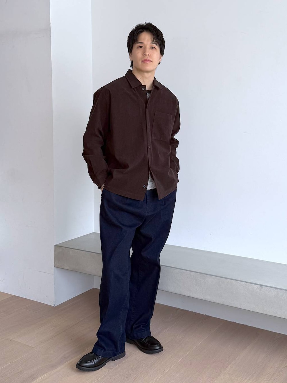 ブルー系のTシャツ/カットソー、ブルー系のスラックス、グレー系のその他シューズを着用したメンズの秋コーディネートの2枚目の写真