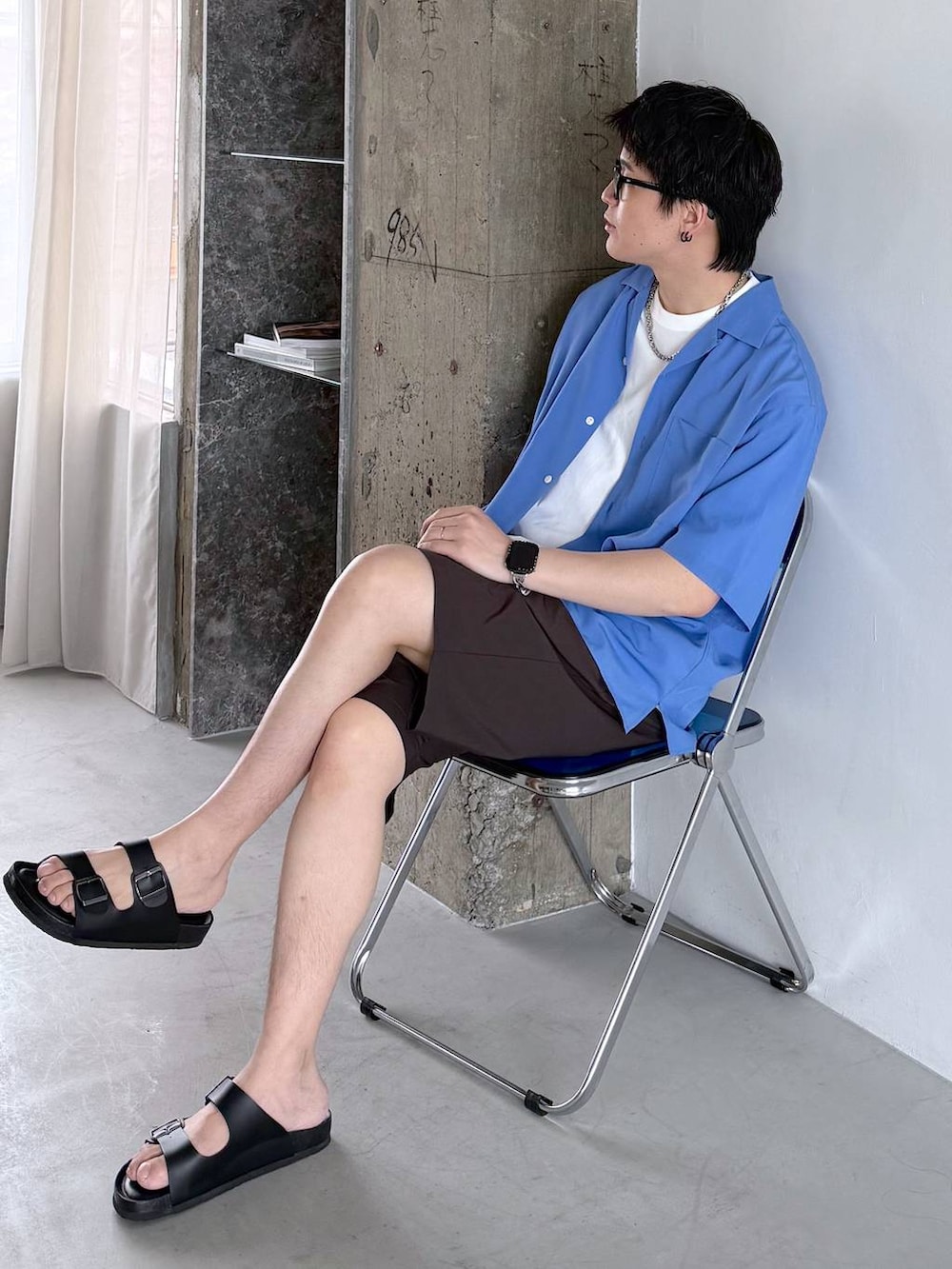ホワイト系のTシャツ/カットソー、ブラウン系のその他パンツ、ブラック系のサンダルを着用したメンズの夏コーディネートの2枚目の写真
