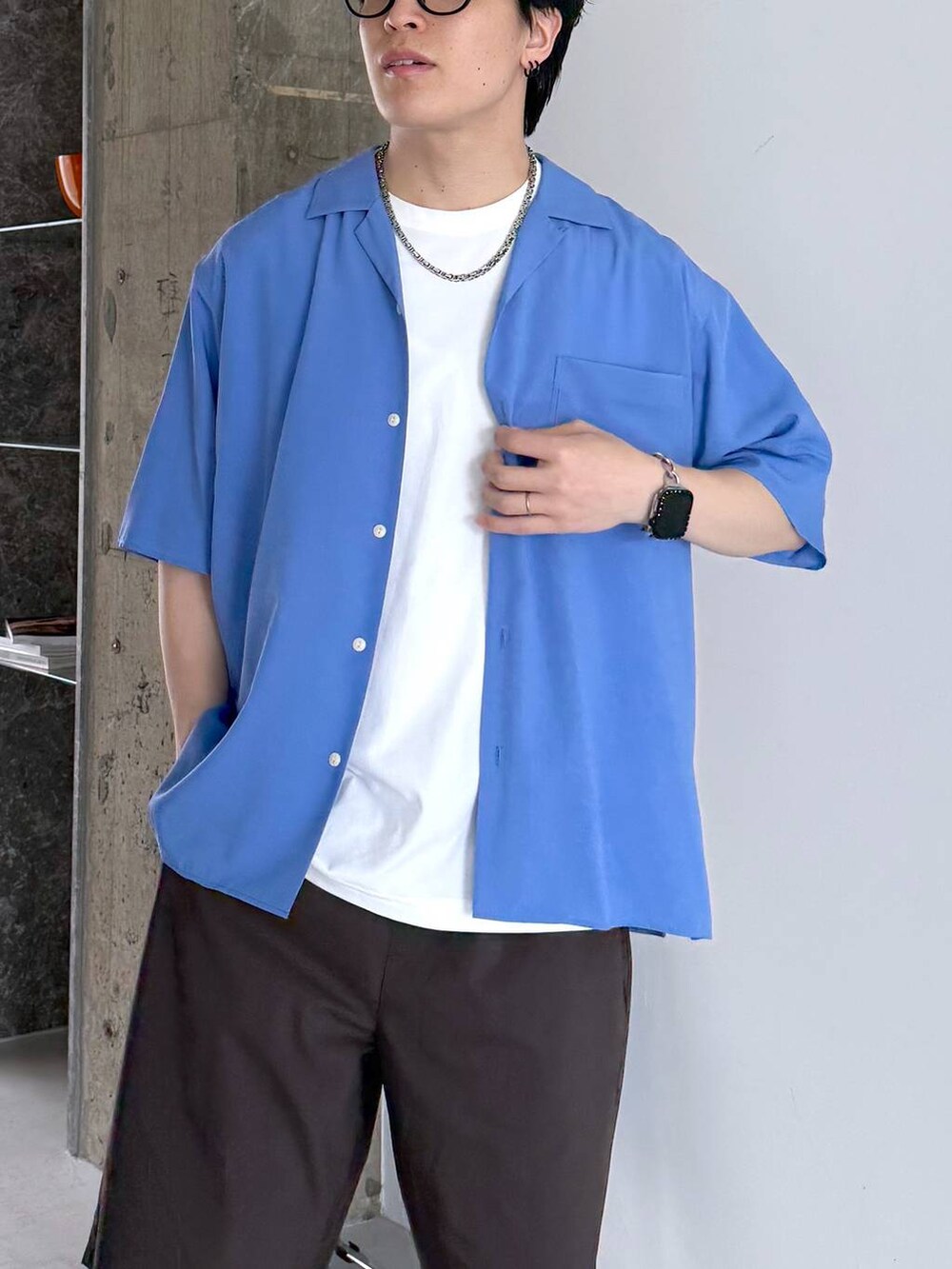 ホワイト系のTシャツ/カットソー、ブラウン系のその他パンツ、ブラック系のサンダルを着用したメンズの夏コーディネートの6枚目の写真