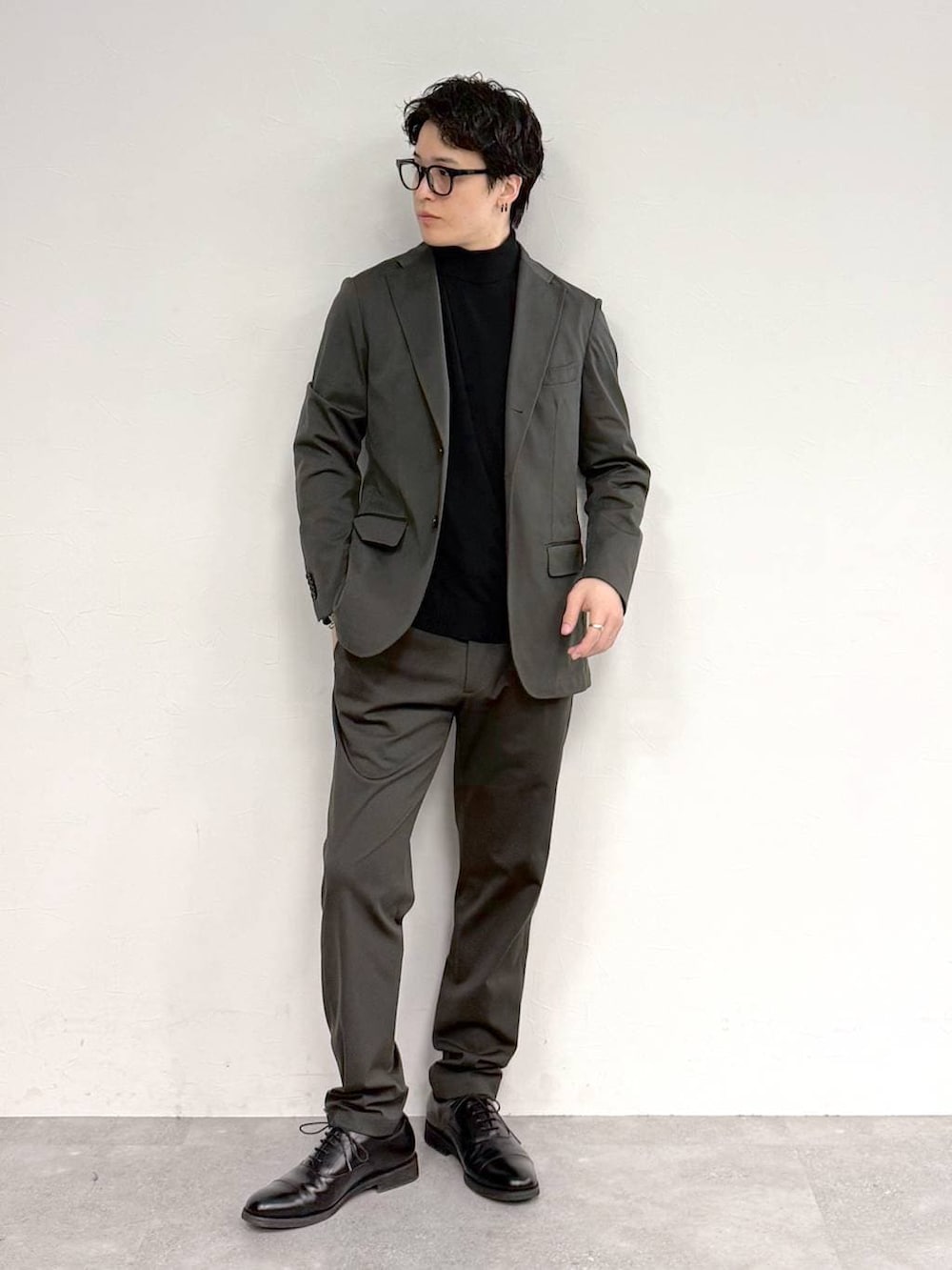 ブラック系のその他シューズ、ブラウン系のテーラードジャケット、ブラウン系のスラックスを着用したメンズの冬コーディネートの3枚目の写真