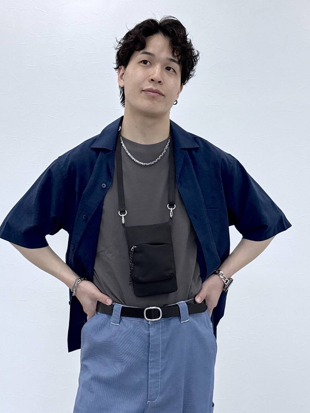 ブルー系のシャツ/ブラウス、グレー系のTシャツ/カットソー、ブラック系のサンダルを着用したメンズの春コーディネートの3枚目の写真