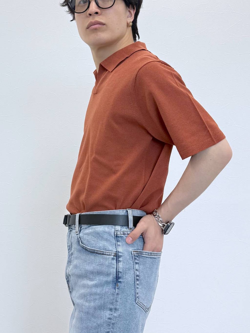 グレー系のその他シューズ、ブルー系のデニムパンツ、ブルー系のサングラスを着用したメンズの夏コーディネートの6枚目の写真