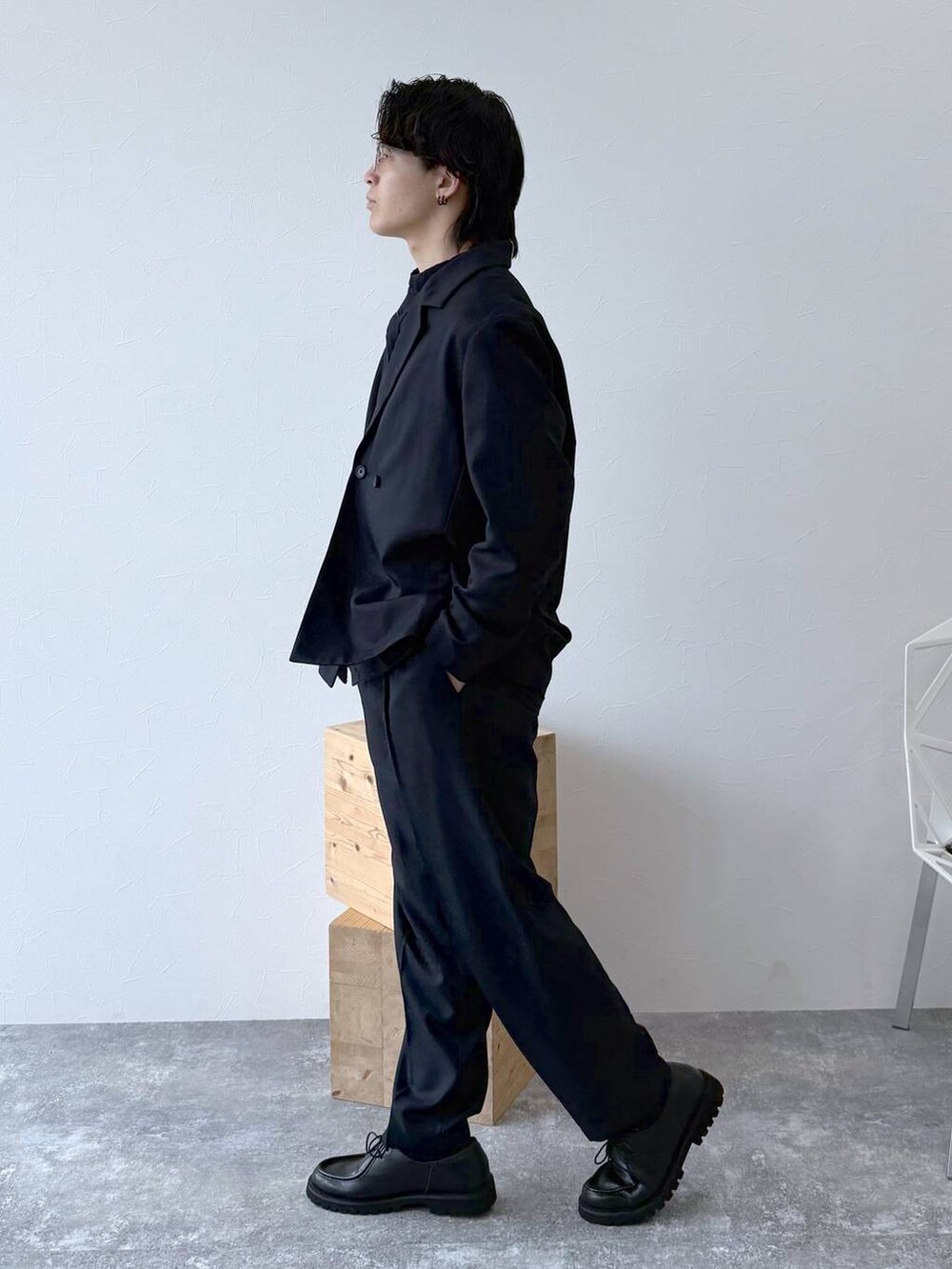 ホワイト系のTシャツ/カットソー、グレー系のシャツ/ブラウス、ブラック系のその他シューズを着用したメンズの秋コーディネートの4枚目の写真