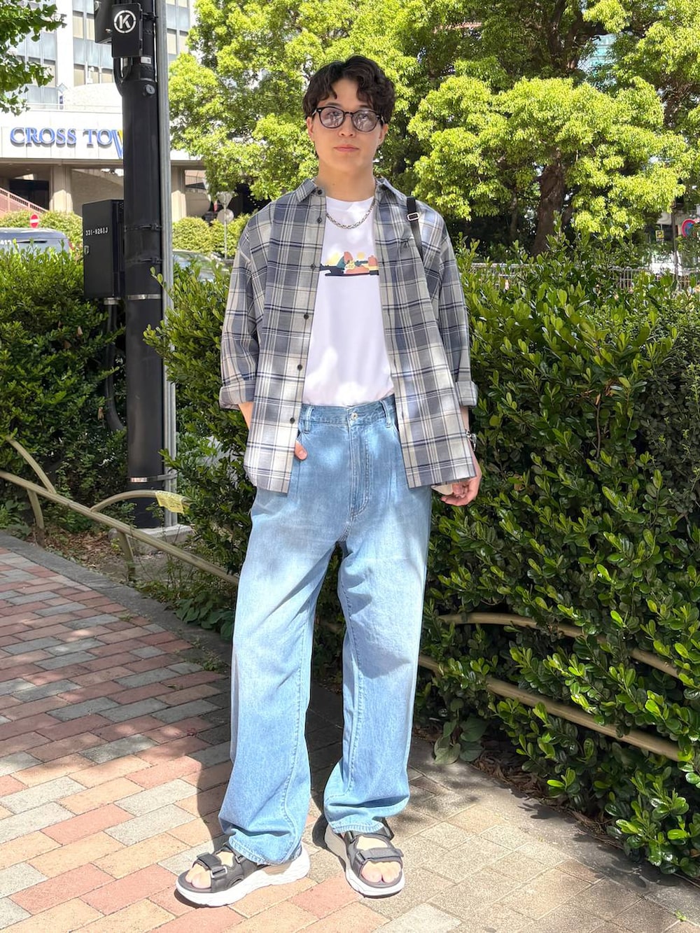 ブルー系のシャツ/ブラウス、ホワイト系のTシャツ/カットソー、ブルー系のデニムパンツを着用したメンズの春コーディネートの5枚目の写真