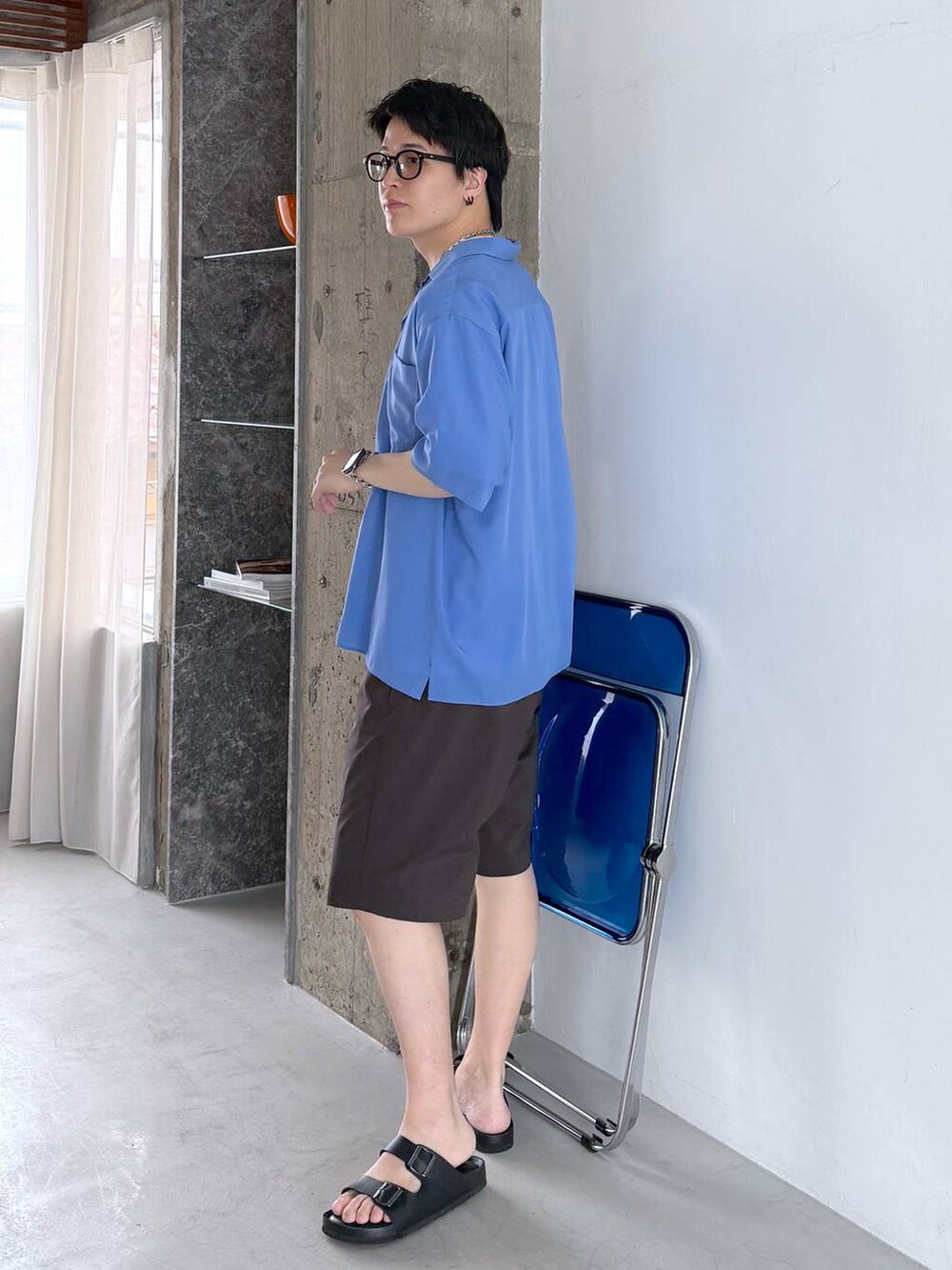 ホワイト系のTシャツ/カットソー、ブラウン系のその他パンツ、ブラック系のサンダルを着用したメンズの夏コーディネートの4枚目の写真
