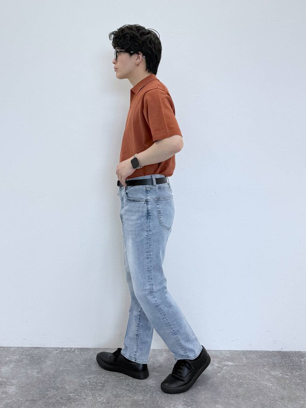 グレー系のその他シューズ、ブルー系のデニムパンツ、ブルー系のサングラスを着用したメンズの夏コーディネートの3枚目の写真