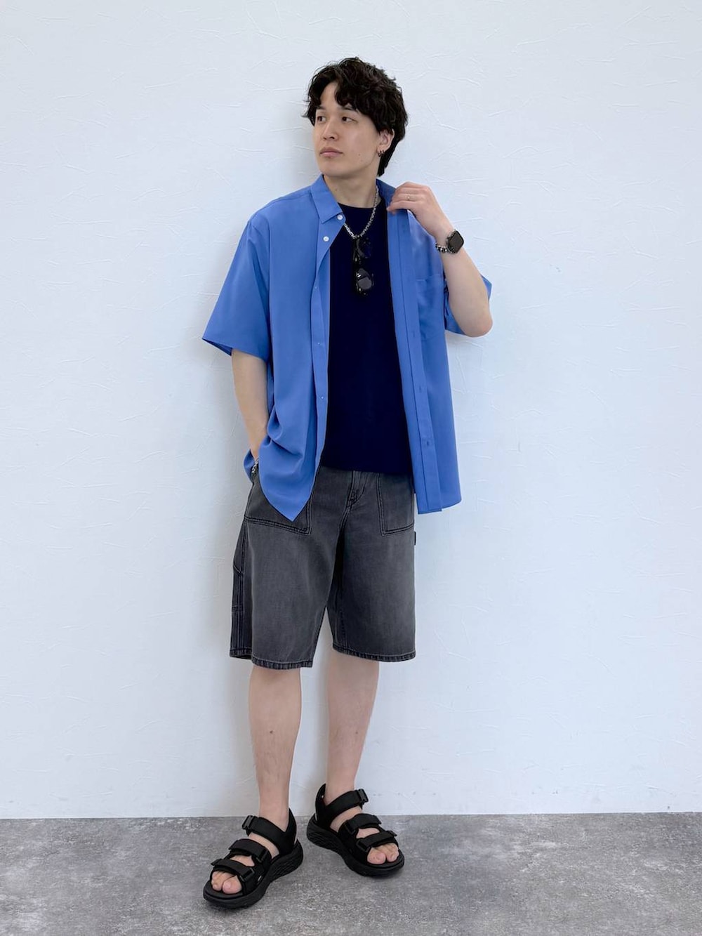 ブルー系のTシャツ/カットソー、ブルー系のシャツ/ブラウス、ブラック系のサンダルを着用したメンズの夏コーディネートの2枚目の写真