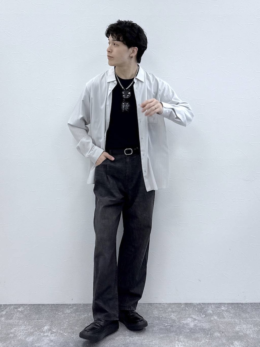 グレー系のその他シューズ、ブラック系のTシャツ/カットソー、ベージュ系のシャツ/ブラウスを着用したメンズの春コーディネートの4枚目の写真
