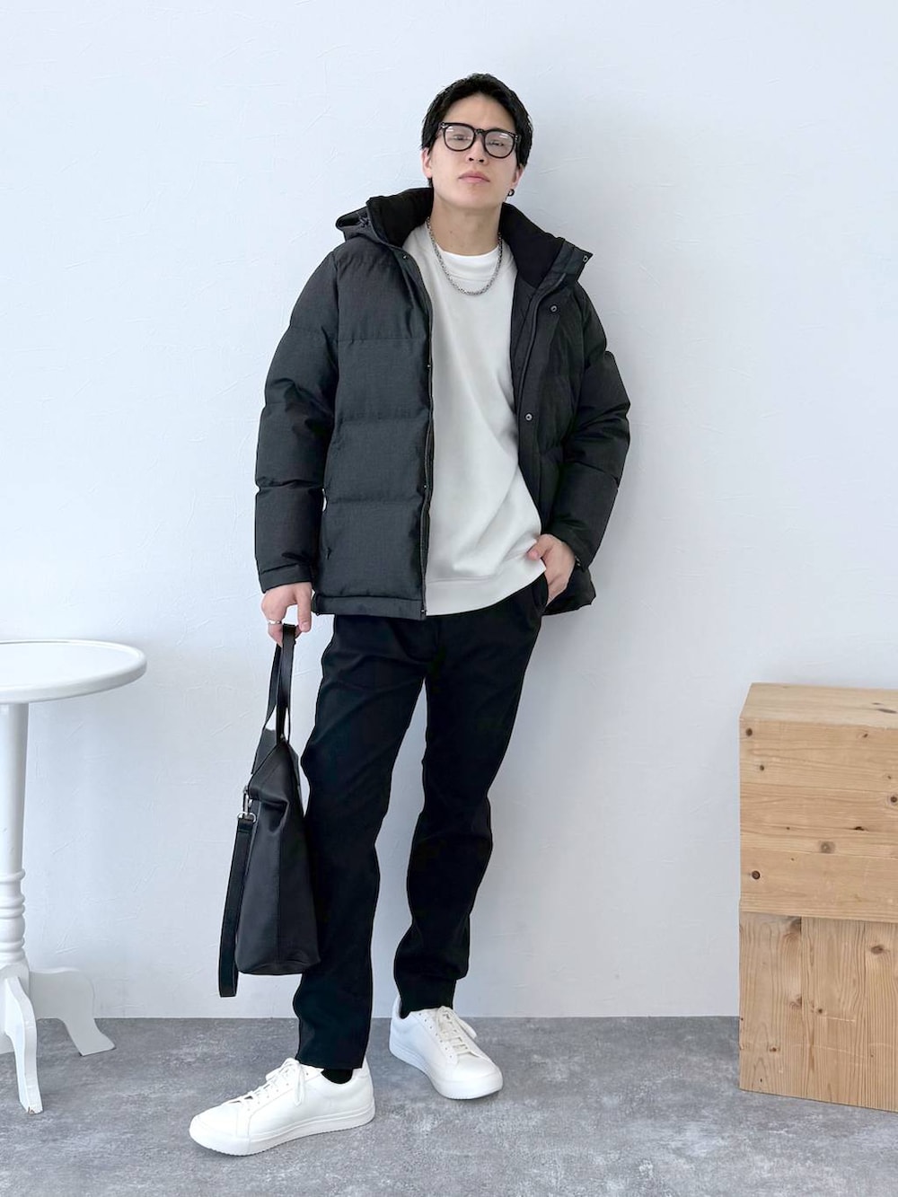 グレー系のダウンジャケット/コート、ブラック系のその他パンツ、ホワイト系のスウェットを着用したメンズの秋コーディネートの2枚目の写真