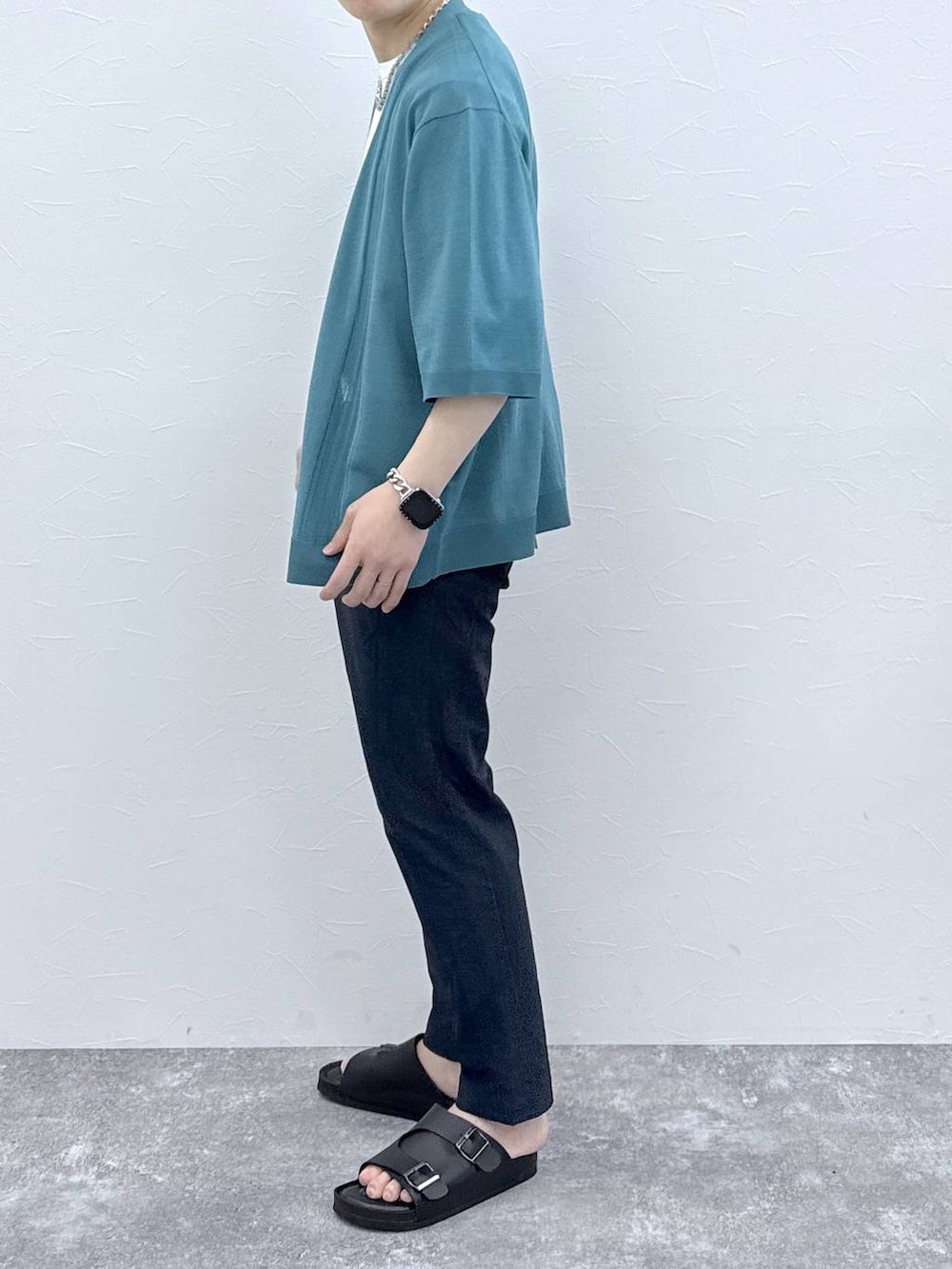 ブルー系のその他パンツ、ホワイト系のTシャツ/カットソー、グリーン系のカーディガン/ボレロを着用したメンズの春コーディネートの4枚目の写真
