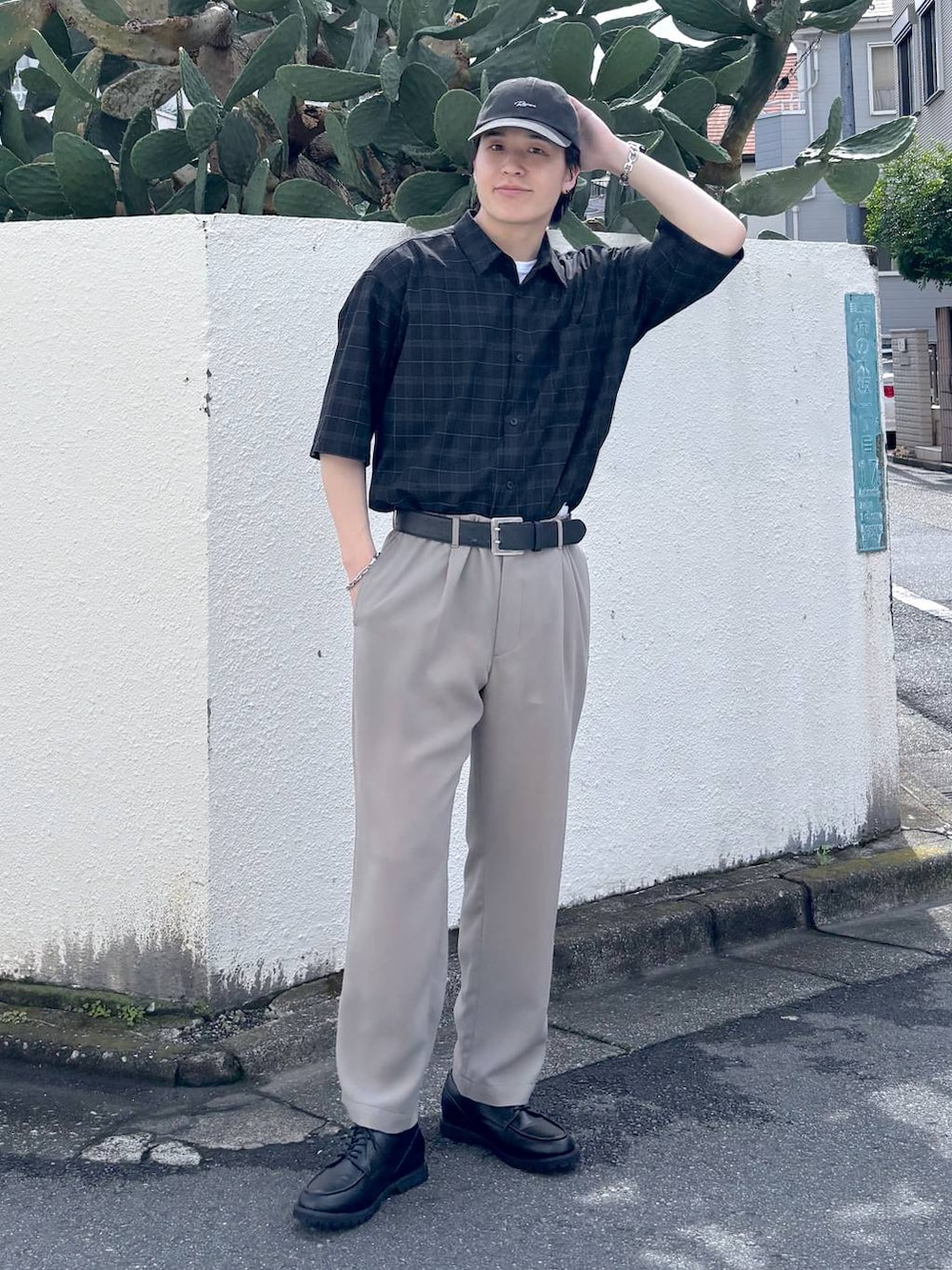 ホワイト系のTシャツ/カットソー、グレー系のその他シューズ、ブラック系のシャツ/ブラウスを着用したメンズの夏コーディネートの3枚目の写真