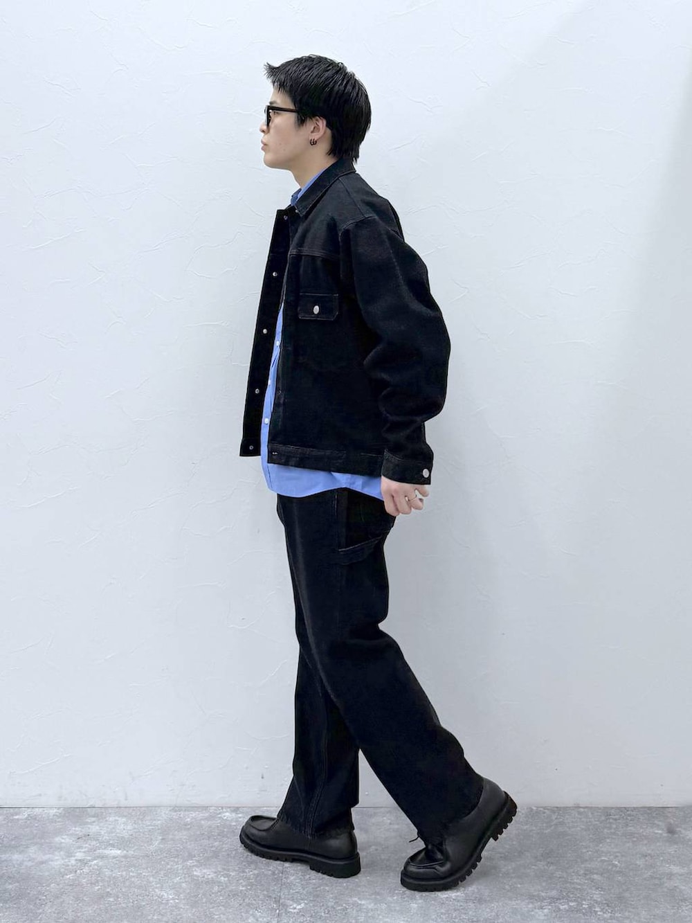 ブラック系のその他シューズ、ブラック系のデニムジャケット、ブルー系のシャツ/ブラウスを着用したメンズの冬コーディネートの4枚目の写真