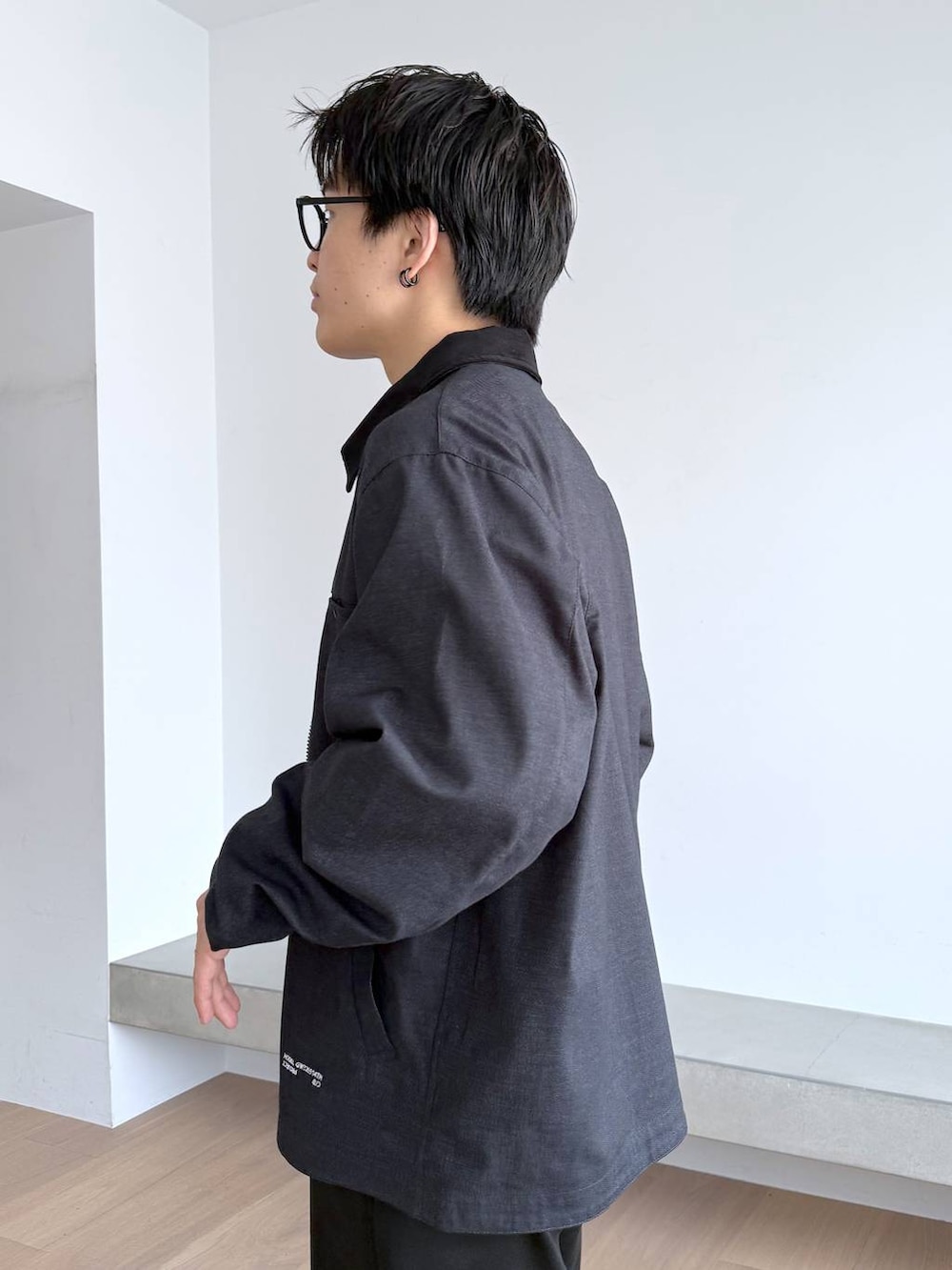 グレー系のスニーカー、ブラック系のその他パンツ、ブルー系のニット/セーターを着用したメンズの秋コーディネートの6枚目の写真
