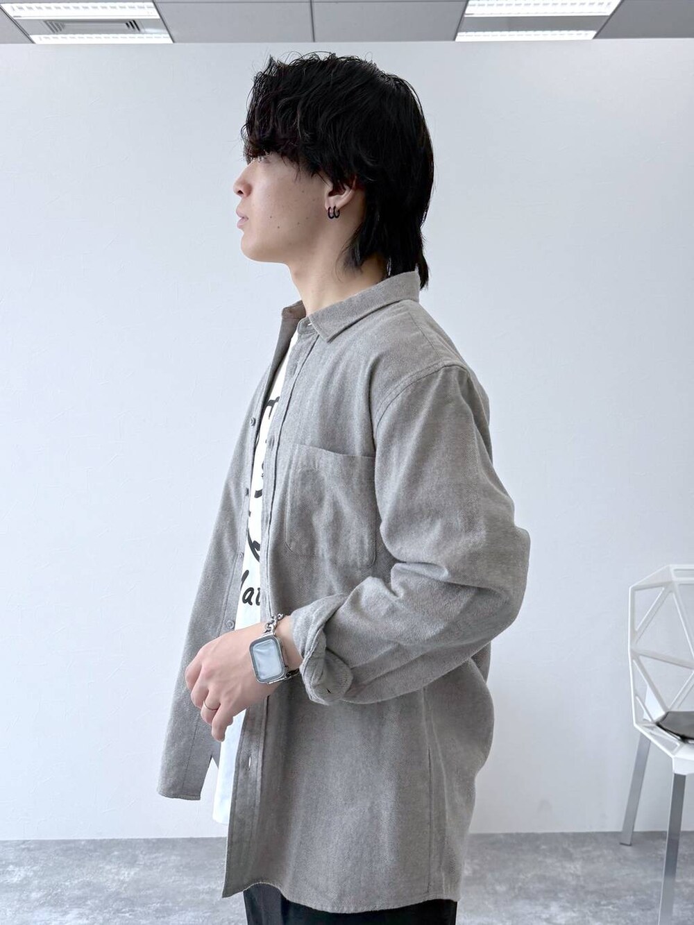 ベージュ系のシャツ/ブラウス、ブラック系のその他パンツ、ホワイト系のTシャツ/カットソーを着用したメンズの秋コーディネートの6枚目の写真