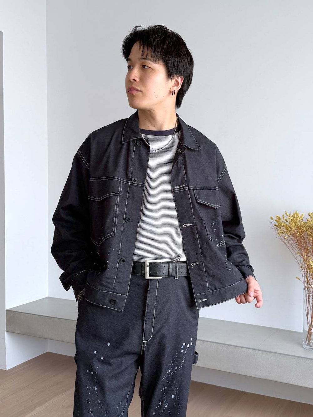 グレー系のその他シューズ、ブルー系のデニムパンツ、シルバー系のネックレスを着用したメンズの夏コーディネートの5枚目の写真