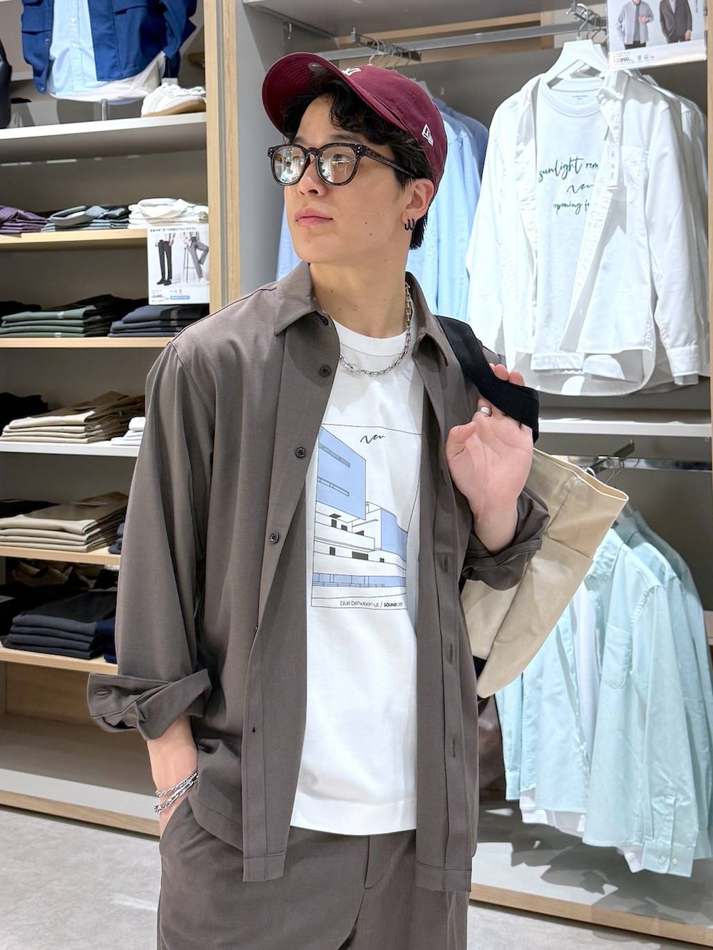 ブラウン系のその他パンツ、ブラウン系のシャツ/ブラウス、ホワイト系のスニーカーを着用したメンズの春コーディネートの5枚目の写真