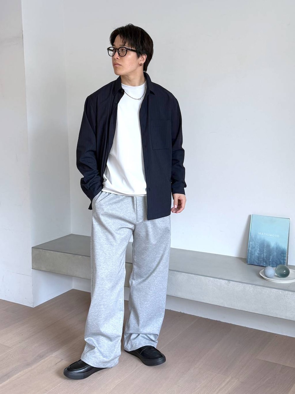 グレー系のその他パンツ、グレー系のその他シューズ、ブルー系のシャツ/ブラウスを着用したメンズの秋コーディネートの2枚目の写真