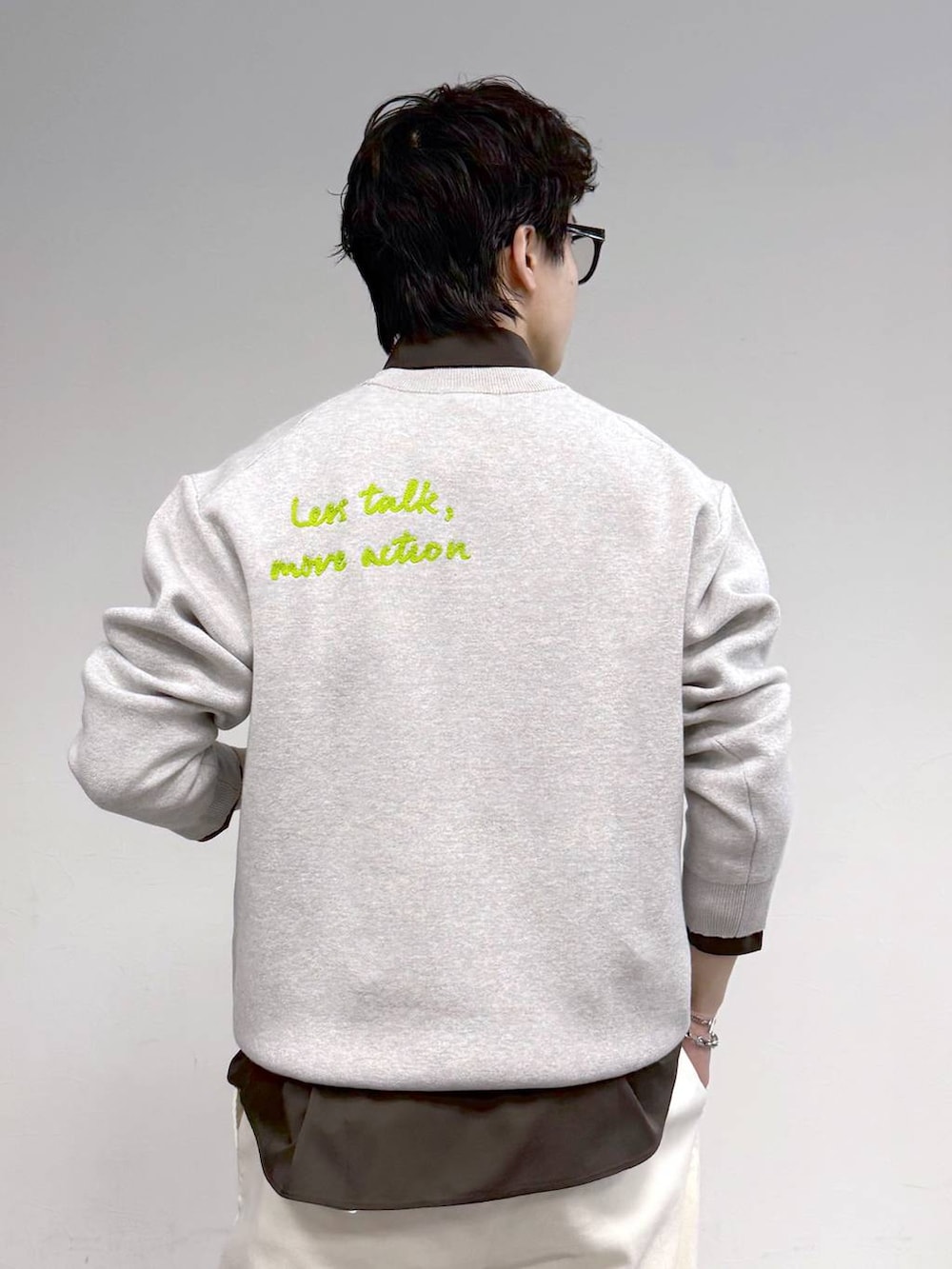 ベージュ系のスニーカー、ホワイト系のその他パンツ、ブラック系のサングラスを着用したメンズの冬コーディネートの7枚目の写真