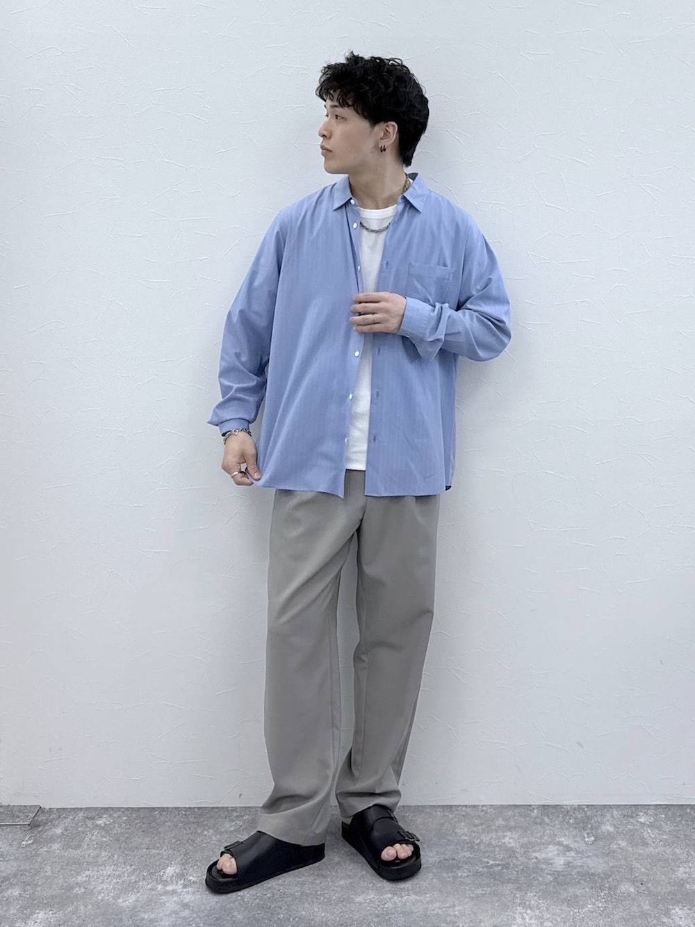 ベージュ系のその他パンツ、ホワイト系のTシャツ/カットソー、ブルー系のシャツ/ブラウスを着用したメンズの春コーディネートの2枚目の写真