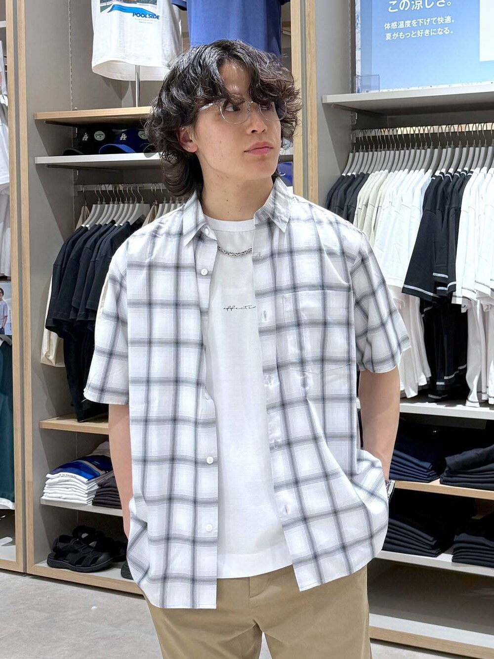 「きれいめ、モテ、ベーシック/シンプル、シャツ、シャツスタイル、Tシャツ、スゴラクシリーズ_GLOBAL WORK、スゴラクパンツ_GLOBAL  WORK、GLOBAL WORK、カジュアル、デート/ロマンティック、着痩せ・細見え、旅行、夏コーデ」｜「GLOBAL WORKのサラサマ快適シャツ/レギュラーカラー/半袖/286395（シャツ/ブラウス、ホワイト系）」を使った、yasu（GLOBALWORK）さん（メンズ・175cm）の夏コーディネートの2枚目の写真