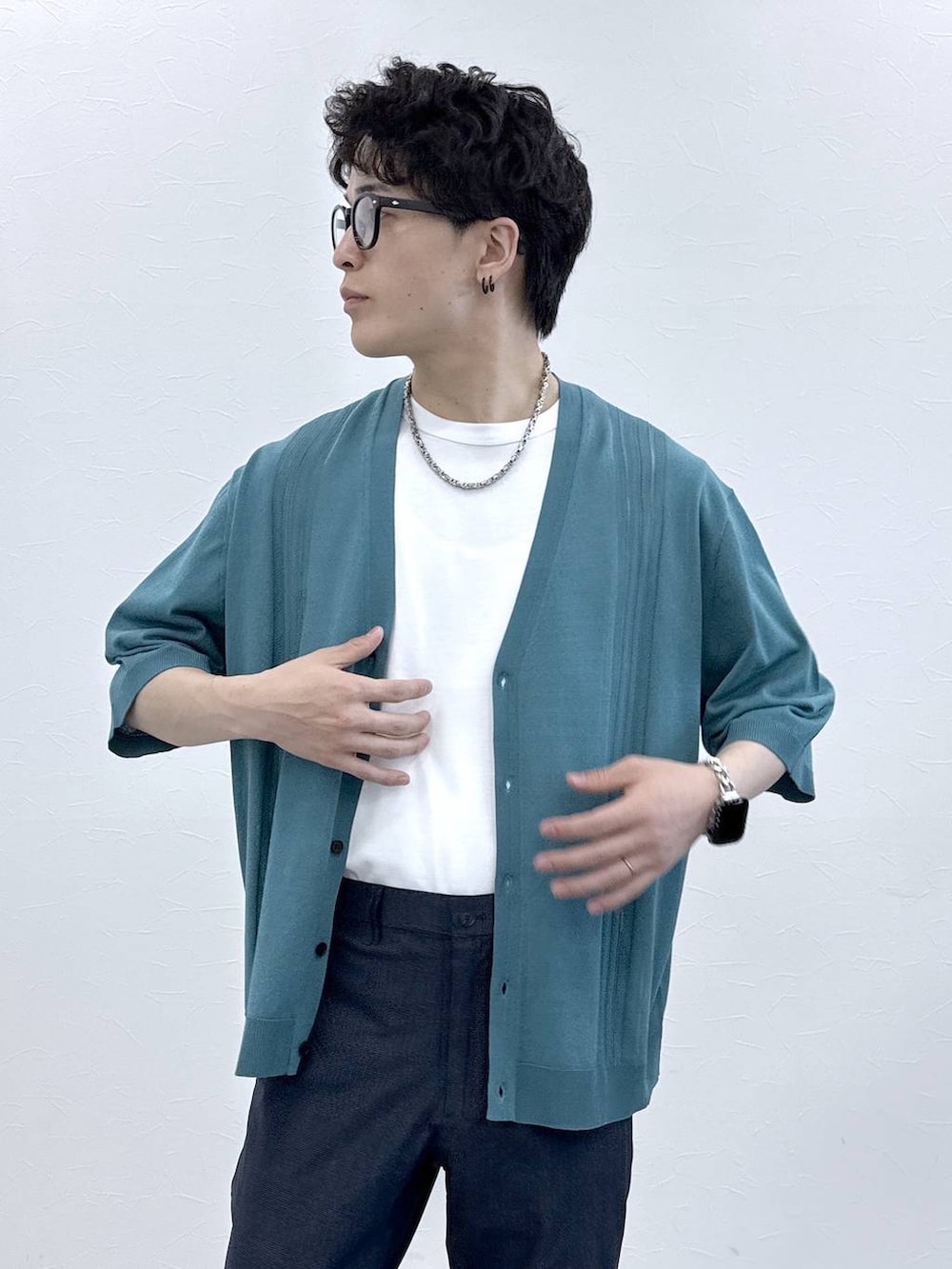 ブルー系のその他パンツ、ホワイト系のTシャツ/カットソー、グリーン系のカーディガン/ボレロを着用したメンズの春コーディネートの2枚目の写真