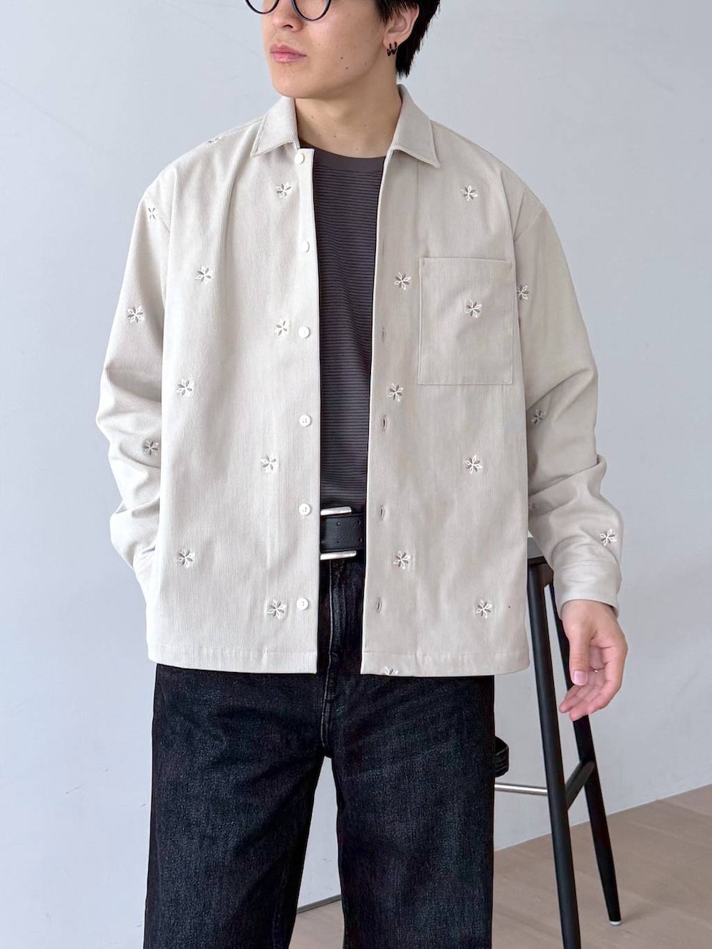 ブラウン系のTシャツ/カットソー、グレー系のその他シューズ、その他のデニムパンツを着用したメンズの秋コーディネートの2枚目の写真