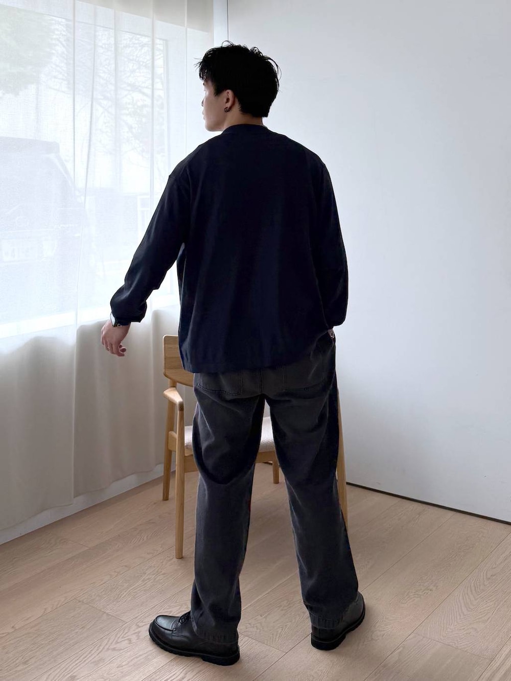 グレー系のTシャツ/カットソー、グレー系のその他シューズ、ブラック系のデニムパンツを着用したメンズの夏コーディネートの5枚目の写真