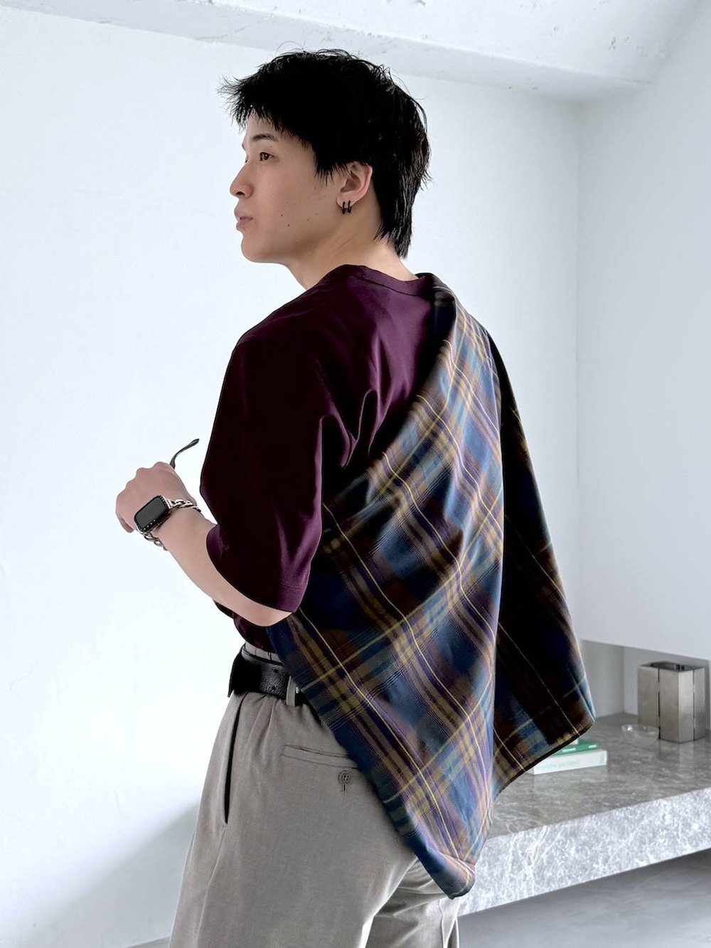 ブラウン系のスラックス、レッド系のTシャツ/カットソー、グリーン系のシャツ/ブラウスを着用したメンズの夏コーディネートの6枚目の写真