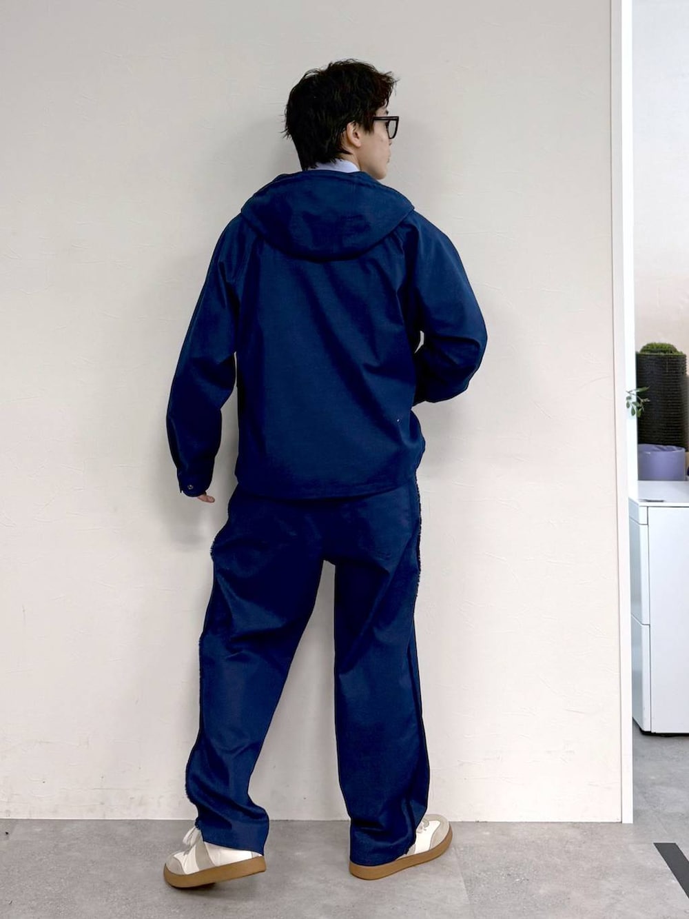 ベージュ系のスニーカー、ブルー系のシャツ/ブラウス、ブルー系のデニムパンツを着用したメンズの冬コーディネートの4枚目の写真