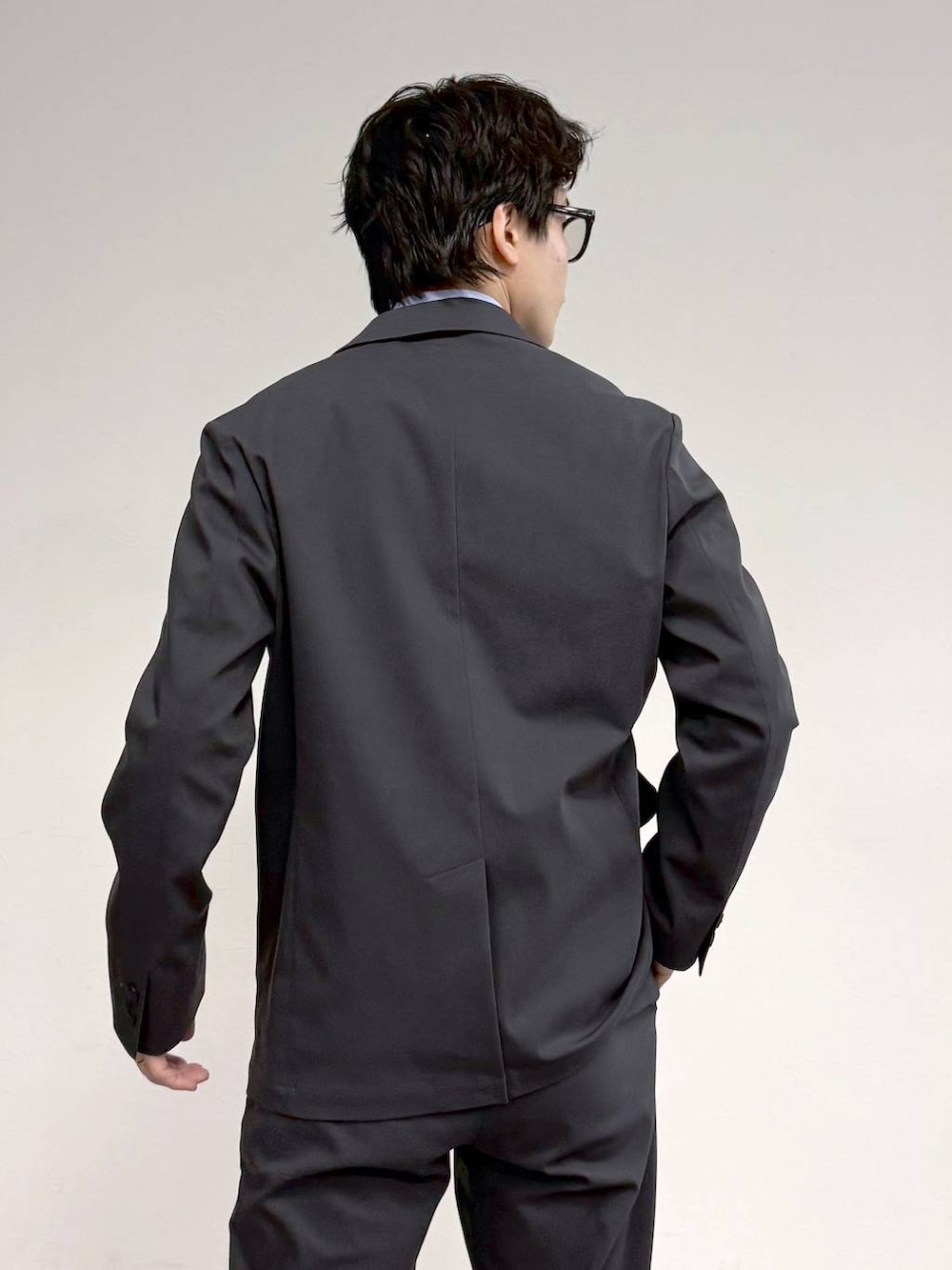 ブラック系のその他シューズ、ブルー系のシャツ/ブラウス、グレー系のテーラードジャケットを着用したメンズの冬コーディネートの8枚目の写真