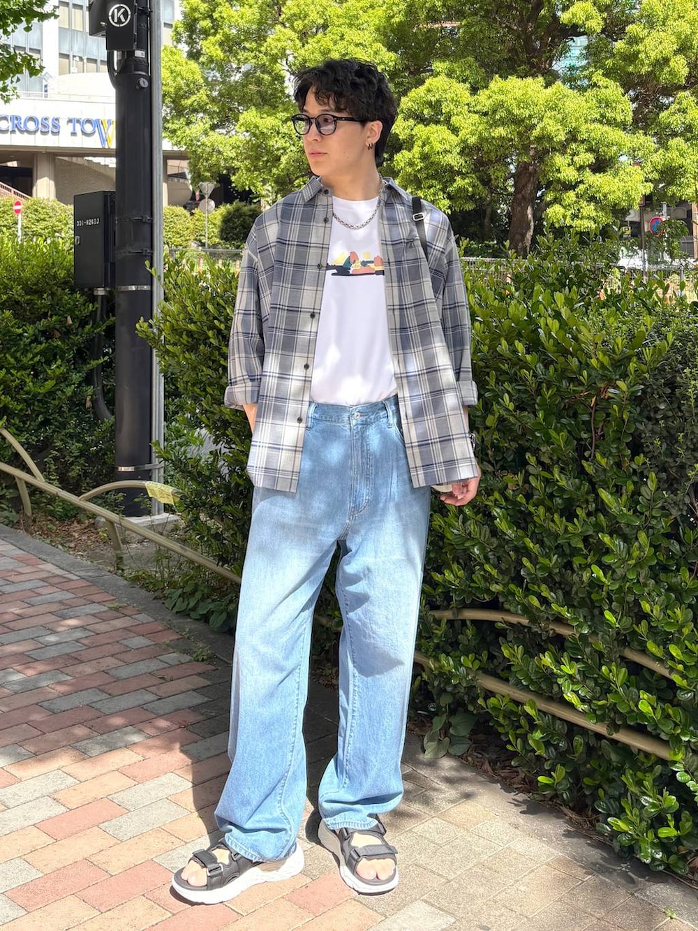 ブルー系のシャツ/ブラウス、ホワイト系のTシャツ/カットソー、ブルー系のデニムパンツを着用したメンズの春コーディネートの4枚目の写真