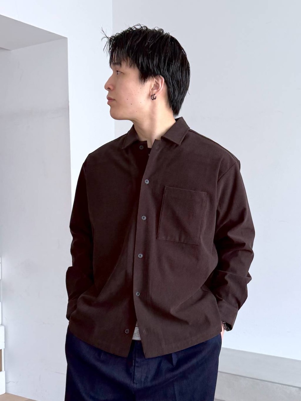 ブルー系のTシャツ/カットソー、ブルー系のスラックス、グレー系のその他シューズを着用したメンズの秋コーディネートの6枚目の写真
