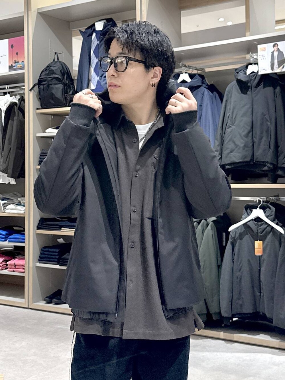 ブラック系のブルゾン、ブラウン系のシャツ/ブラウス、ブラック系のその他パンツを着用したメンズの秋コーディネートの6枚目の写真