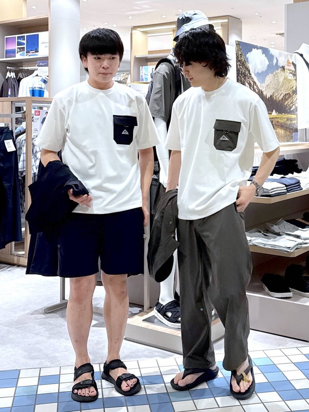 ブルー系のその他パンツ、グリーン系のその他パンツ、ブルー系のシャツ/ブラウスを着用したメンズの夏コーディネートの8枚目の写真