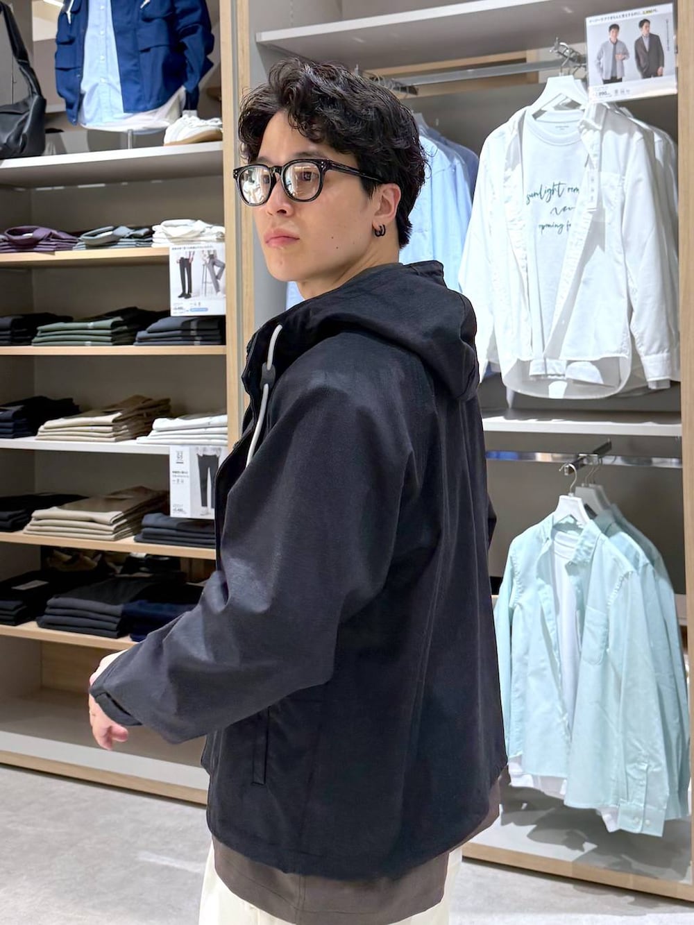 ブラック系のバックパック/リュック、ブラウン系のシャツ/ブラウス、ホワイト系のその他パンツを着用したメンズの春コーディネートの6枚目の写真