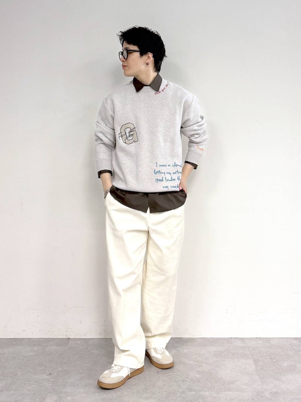 ベージュ系のスニーカー、ホワイト系のその他パンツ、ブラック系のサングラスを着用したメンズの冬コーディネートの2枚目の写真