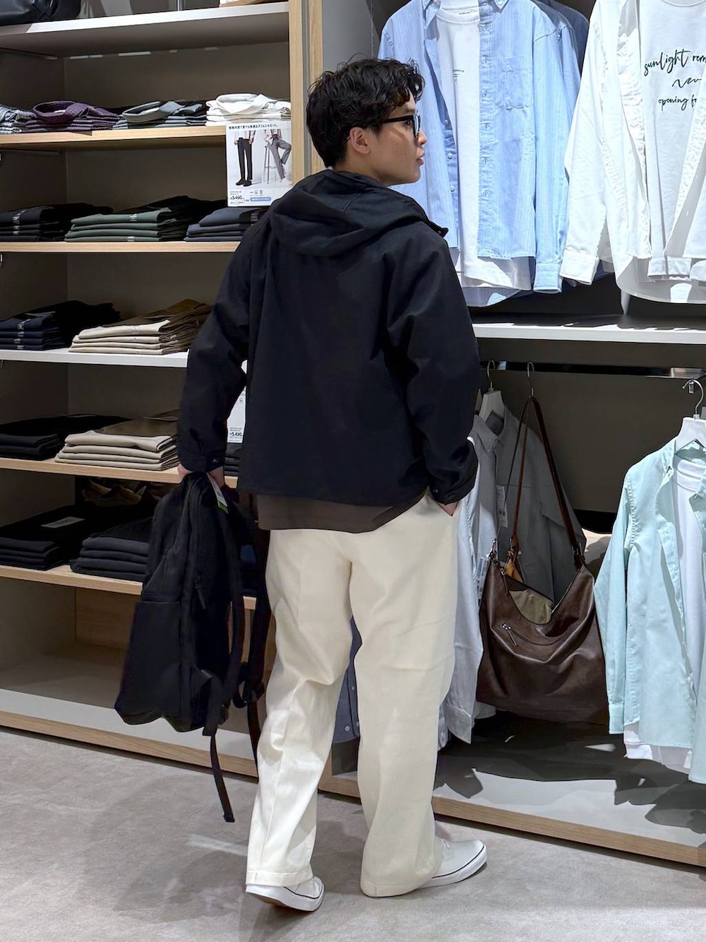 ブラック系のバックパック/リュック、ブラウン系のシャツ/ブラウス、ホワイト系のその他パンツを着用したメンズの春コーディネートの4枚目の写真