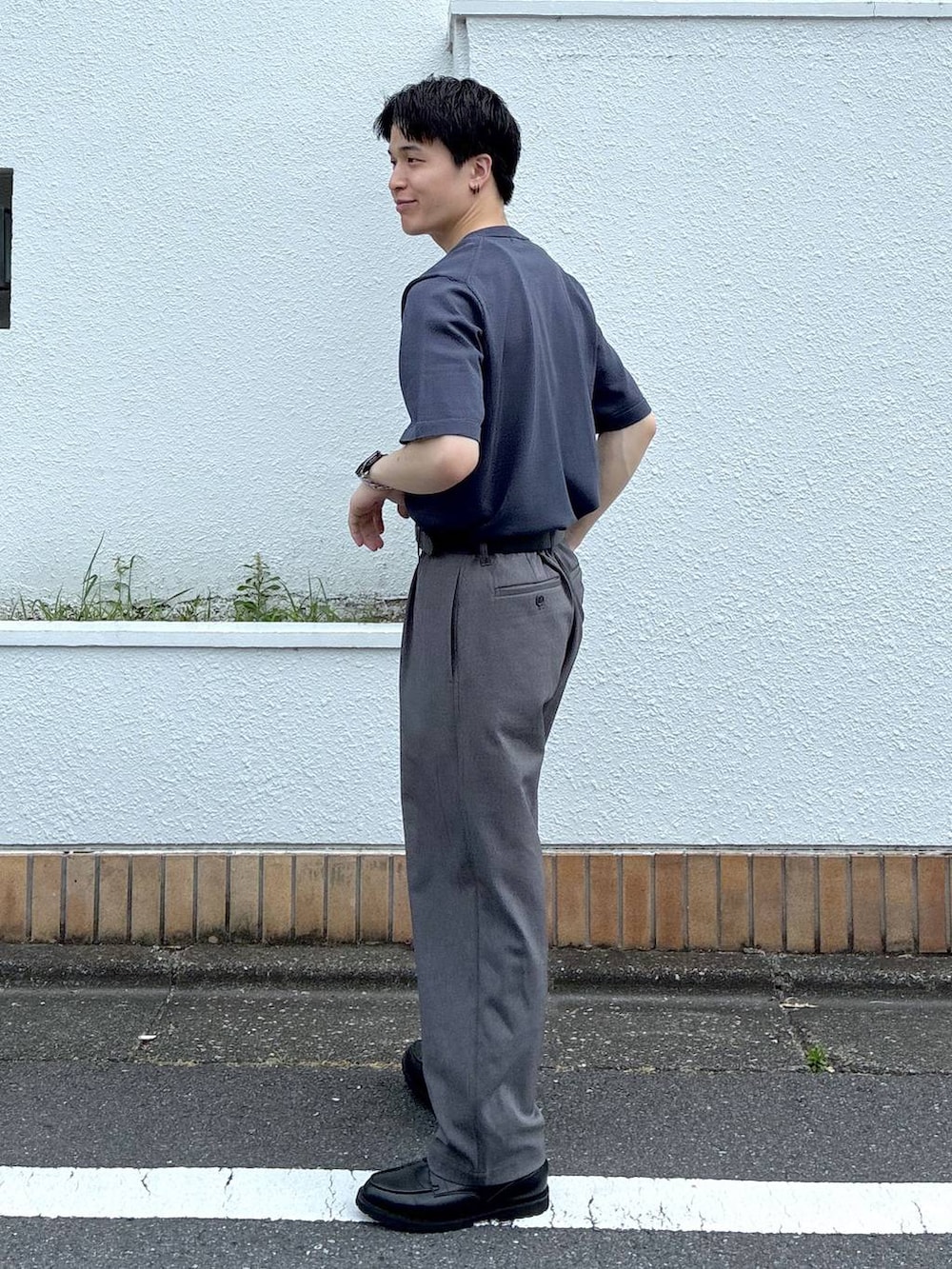 グレー系のニット/セーター、グレー系のその他シューズ、グレー系のその他パンツを着用したメンズの夏コーディネートの3枚目の写真