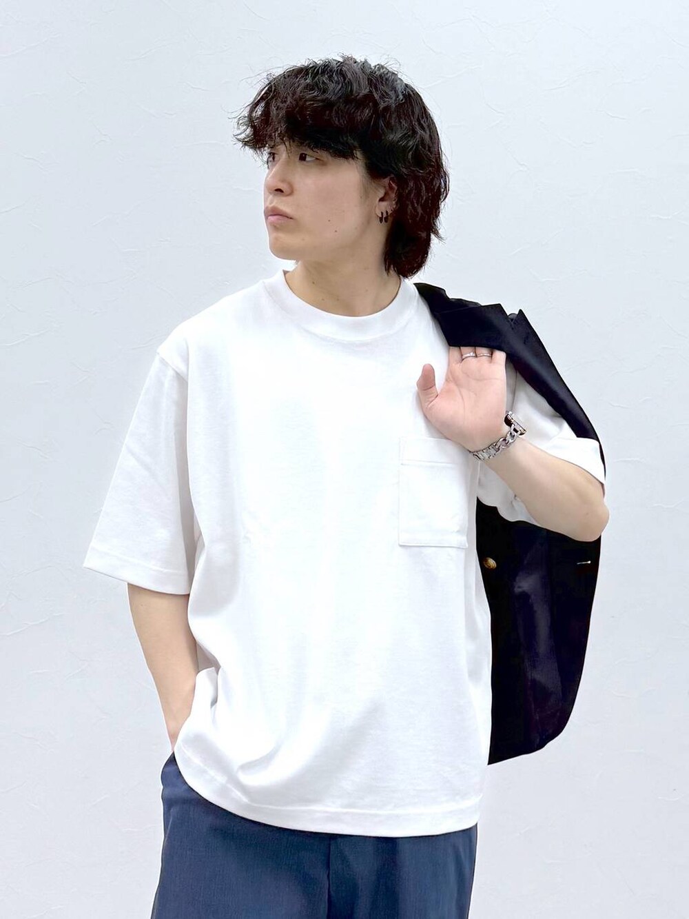 ブラック系のトートバッグ、ブルー系のその他パンツ、ホワイト系のTシャツ/カットソーを着用したメンズの春コーディネートの9枚目の写真