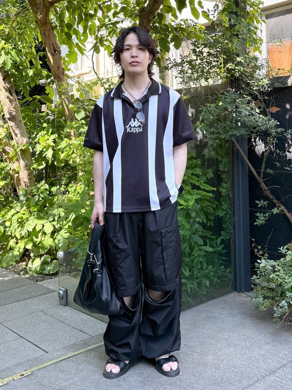 ブラック系のカーゴパンツ、グレー系のネックレスを着用したメンズの夏コーディネートの2枚目の写真