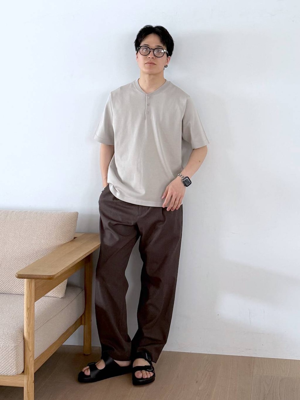 ベージュ系のニット/セーター、ブラック系のサンダル、ブルー系のサングラスを着用したメンズの夏コーディネートの2枚目の写真