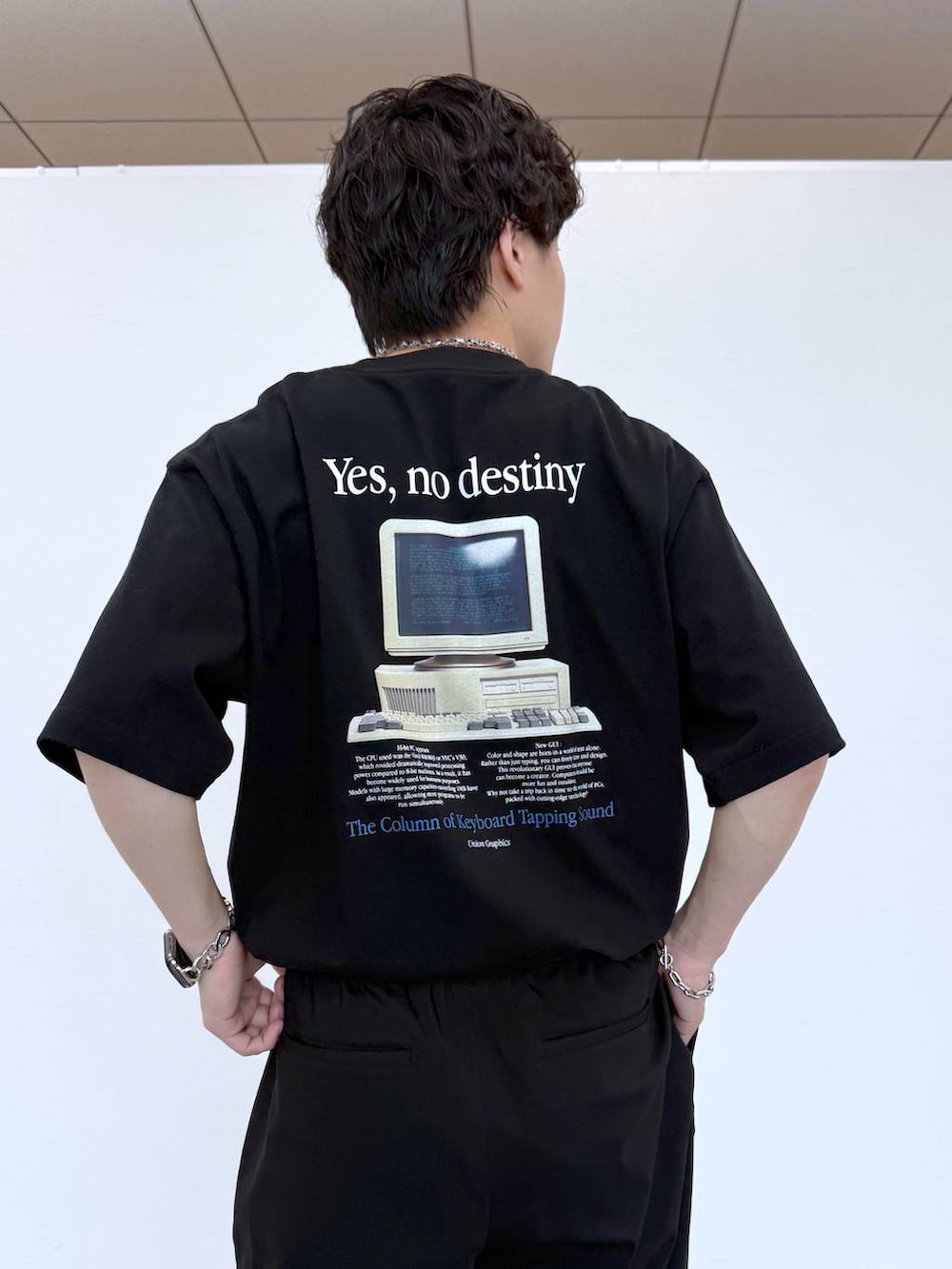 ブラック系のその他パンツ、ブラック系のサンダル、ブラック系のTシャツ/カットソーを着用したメンズの夏コーディネートの8枚目の写真