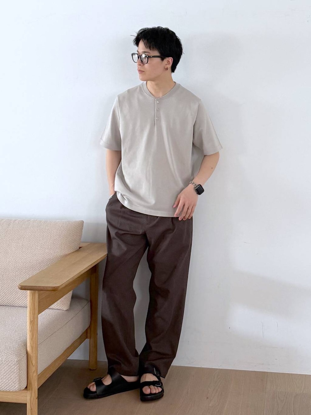 ベージュ系のニット/セーター、ブラック系のサンダル、ブルー系のサングラスを着用したメンズの夏コーディネートの3枚目の写真