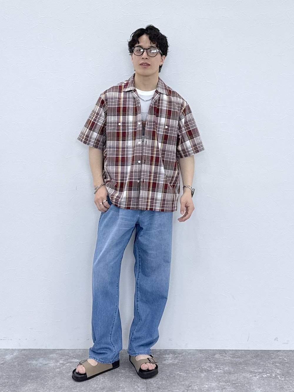 ホワイト系のTシャツ/カットソー、レッド系のシャツ/ブラウス、ブルー系のデニムパンツを着用したメンズの春コーディネートの2枚目の写真