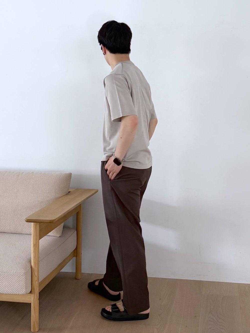 ベージュ系のニット/セーター、ブラック系のサンダル、ブルー系のサングラスを着用したメンズの夏コーディネートの4枚目の写真