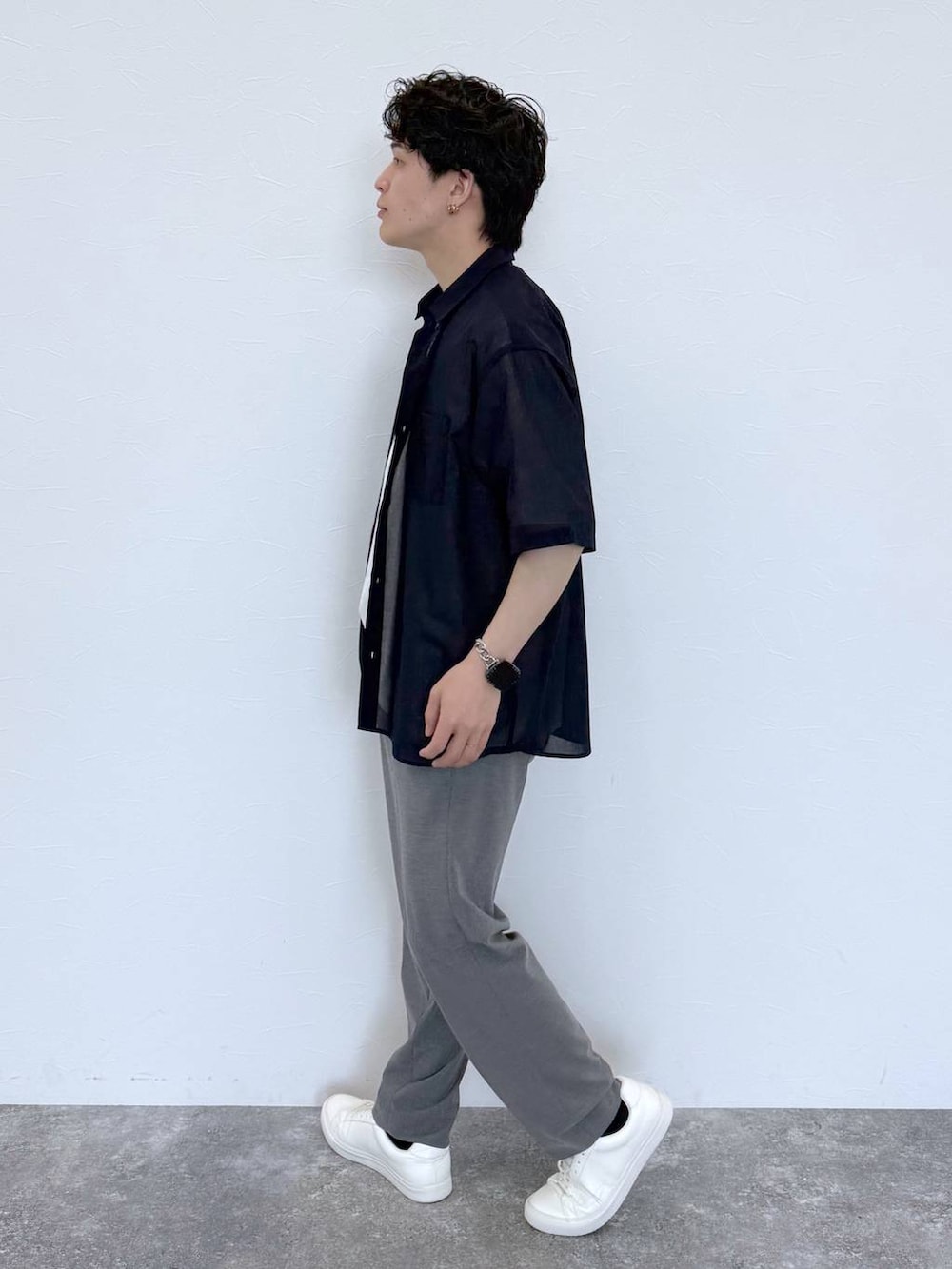 グレー系のスラックス、ホワイト系のその他シューズ、ブルー系のシャツ/ブラウスを着用したメンズの夏コーディネートの3枚目の写真