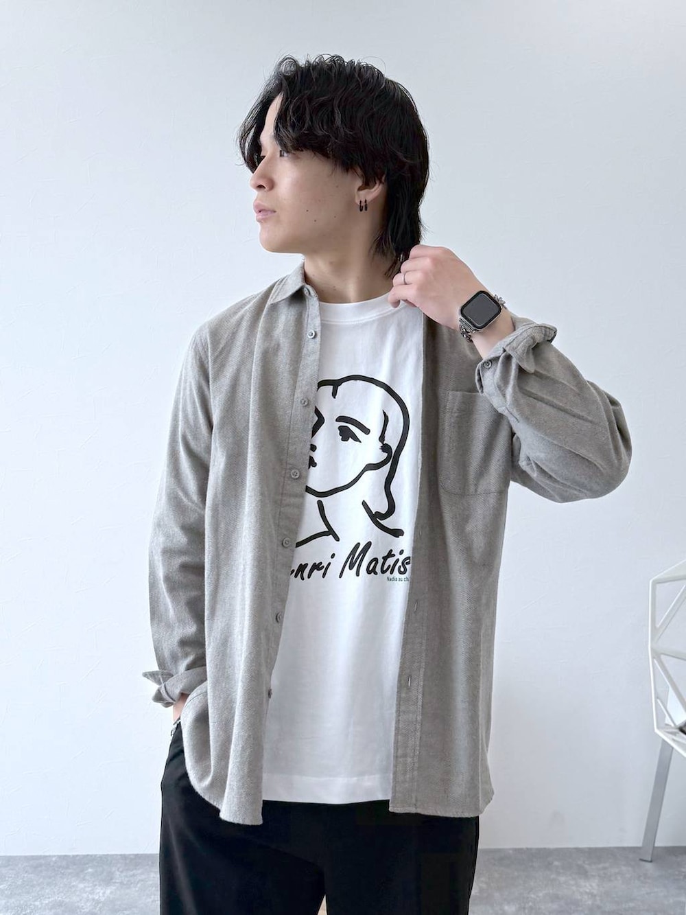 ベージュ系のシャツ/ブラウス、ブラック系のその他パンツ、ホワイト系のTシャツ/カットソーを着用したメンズの秋コーディネートの5枚目の写真